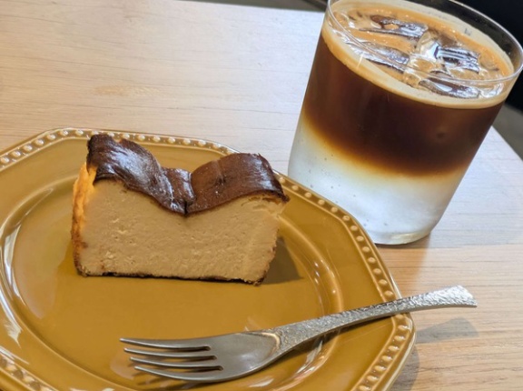 「STORY BOX and coffee roaster」の『バスクチーズケーキ』など（大和市中央）【やまとぴグルメ】