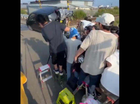【日本】撮り鉄集団をひき殺そうと車で突っ込んだ男が逮捕される！　海外の反応。
