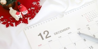 【職場の恋】デスクにあるカレンダーを見てしまった。25日に「カ」と書いてあった。彼氏とのデートかな？