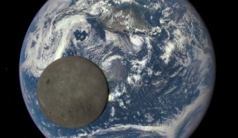 NASA、月の裏側と地球の2ショット写真を公開