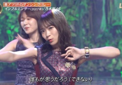 【奇跡の瞬間】腕のキレイな秋元真夏の後ろで”あの人”がヤバい表情してるｗｗｗ