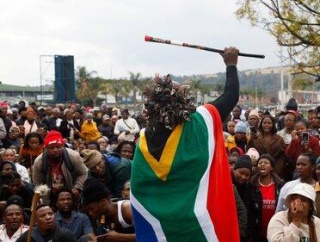 【悲報】南アフリカで外国人男性が反移民デモ集団50人に殴り殺される事件発生