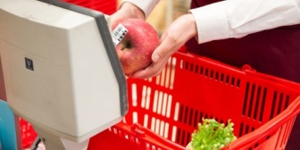 レジ打ちのおばさんがポイントカードをしつこく勧めてくるので了承。ここまではよかったが会計後レシートを見ると「ポイントカード代216円」との文字が、、、