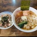 葛西「麺と飯 一真」わんたん2個入り醤油らぁ麺＋玉ねぎ＋炙りチャーシュー飯