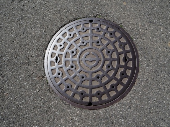路上の芸術品？！数量限定！『下水道使用済みマンホールふた』が販売！申込期間1月13日〜30日。