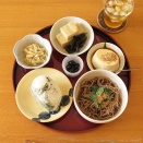 塩昆布の混ぜ込みおにぎり大葉巻き、冷やし蕎麦