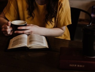 文庫本、もう気軽に買えない？ 1000円超えに悲鳴続出…