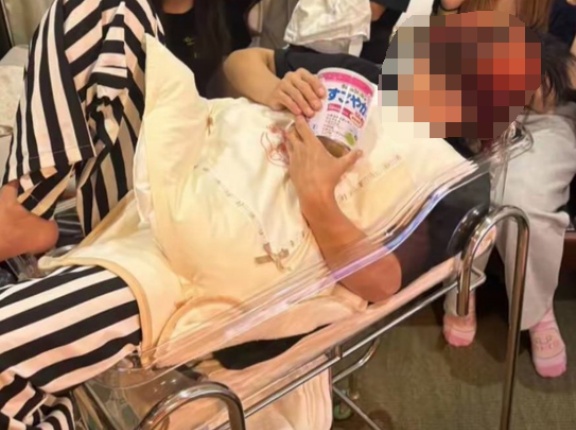 愛知県で赤ちゃん用ベッドに寝転がり・赤ちゃんに飲酒させ炎上の居酒屋はどこ？従業員の母親は誰で病院はどこ？串揚げ酒場ちりりの店長や店の評判・口コミまとめ