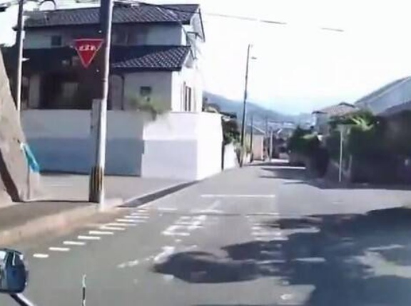 【悲報】これタクシー？一時停止無視がヤバすぎるドラレコ映像が話題に