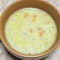 ゆるいポタージュというか牛乳を入れたコンソメスープ