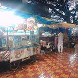 【飯テロ動画】インド人の屋台、効率的な調理法を編み出す💡食材を袋ごと油に突っ込む