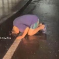 豪雨の水溜りで頭を洗った配信者さん、大変なことになってしまう