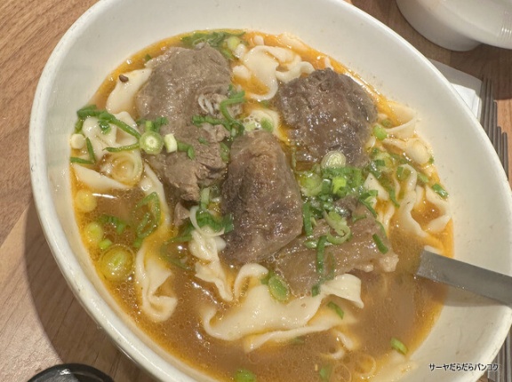 【良品牛肉麵館】　at　台北駅台北地下街Z6出口近く　～サーヤの台北1泊2日旅行①　創業50年以上！行列必至の老舗牛肉麺を実食～