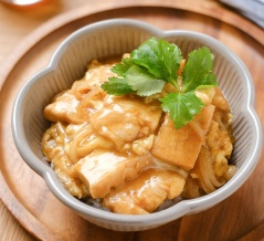 タンパク質たっぷり！むね肉と厚揚げの卵とじ丼【#簡単 #時短 #ランチ #クレハタイアップ #PR】