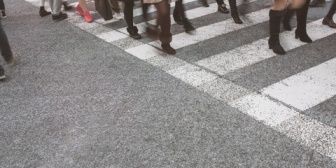 横断歩道の前でスマホ弄ってる歩行者や自転車乗りに困ってる。渡りたいのか、そうじゃないのかわからない…