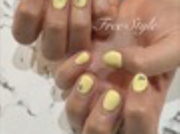 キラリ☆と輝くストーンが可愛い♡ パステルイエローの春色ドットネイル💛