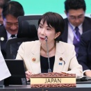 高市首相告白「『なめられない服』を選ぶことに数時間を費やしました」「外交交渉でマウント取れる服、買わなくてはいかんかもなぁ」  [ぐれ★]