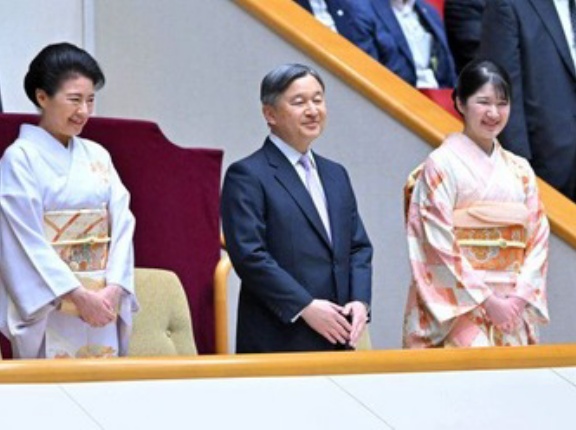 天皇一家　相撲観戦　雅子さん愛子さん着物姿で