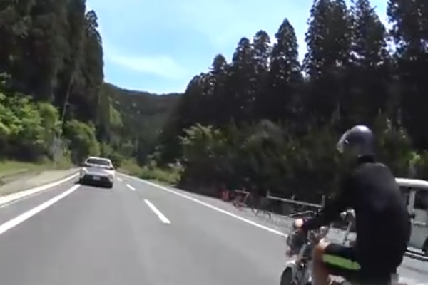 ドラレコ 原付バイクがスピード取締りから逃亡 ネズミ捕り ドラレコ速報 事故ニュースまとめ