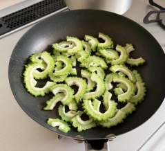 ゴーヤチャンプルーを美味しく作るちょっとしたコツ【厚揚げのゴーヤチャンプルー】で帰省中の次女が喜ぶ晩ごはん