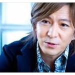 小室哲哉(57)の転落っぷりが!中古原付バイクで移動 自販機でジュース買えず、全身ユニクロ生活wwww