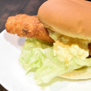 マグロのあらで♪はみ出るフィッシュバーガー
