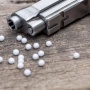 【怖すぎ】BB弾を自分の股間に向けて発射した男性、タマがパンパンに腫れて死亡