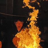 今年の高飛びを誓う！新井監督の護摩行