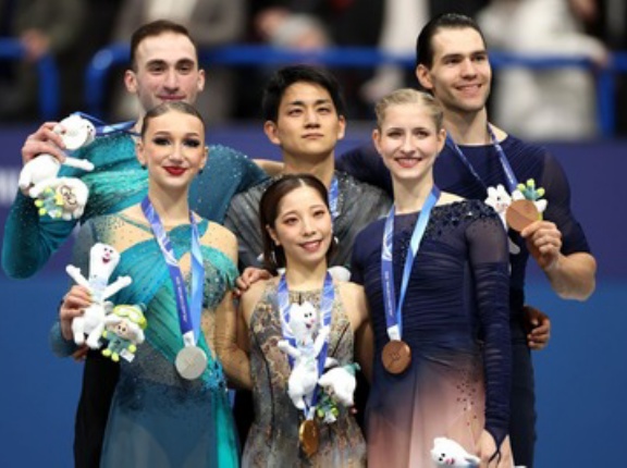 ミラノ・コルティナ冬季五輪 金メダル取得になぜ日本のメディアは国旗掲揚を映さない？