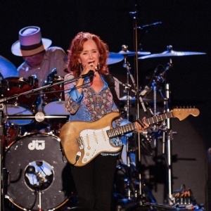 ボニー・レイットのラージヘッド・ストラト : スライド・バラダイス