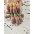 カラフル〜♪✨ クリアネオンイエロー×グリーンの色変えアシンメトリーネイル💛💚