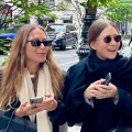「フルハウス」の末っ子、オルセン姉妹が双子揃ってNYで久々の外出。「メットガラ」は欠席