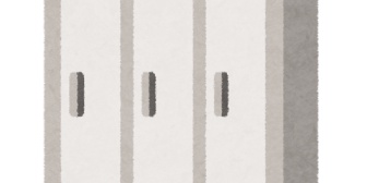 バイト先の好きな先輩の気を引きたくて先輩のロッカーの中に入り、開けたところを驚かそうと制服の匂いを嗅ぎながら待っていたら、違うロッカーをあけて着替え出した