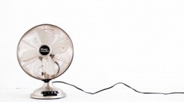 「扇風機をつけっぱなしにして寝ると死ぬ」って本当？　扇風機の効果的な使い方