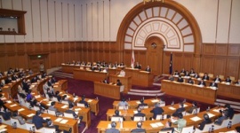 維新の会「自民党議員席の付近から『あほう』のヤジが聞こえた。発言者を特定しろ」