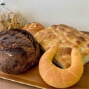 西区青山にオープンした薪窯パン屋『grains.（グレインズ）』で『ショコラ』『青山の海風フォカッチャ』『北国シナモンロール』『牛のつの』ほか買って食べてみた。