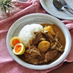 市販のカレールーを使って作るおいしいビーフカレーと新しいパソ子、そして昨日の晩ごはんはさちゃんのお気に入りレシピで