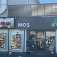 モスバーガー沼津五月町店の看板がリニューアルされてる。BURGERは無くなってて、MOSだそう。まだ慣れないからちょっと違和感。(沼津市五月町)