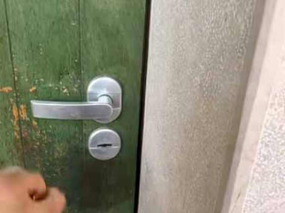 私が帰宅して家の中に入った。ふたりはちゃんとお留守番しているかな？ → 部屋の中はこんなんです…