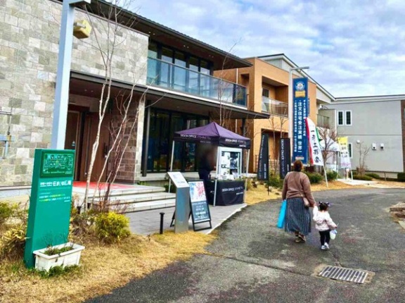 『日報＋BSN 住まいの広場』にリアルサイズの恐竜が出現！？『のびのびフリー見学Day』3月14日。『住まいの広場 大恐竜展』3月21日開催。【PR】