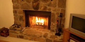 極寒の地にある義理の実家に行くと巨大ストーブの真正面の席が私になる。正直灼熱地獄ですが…