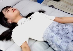 【画像】一ノ瀬美空、横になってもCカップがとんがってて良い。