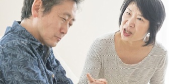 【何が正しい？】嫁「誕生日は30万円バッグね」→小遣い制でとても買えないから消費者金融でお金借りてプレゼントしたらめっちゃ怒られた…はぁ。