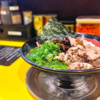 豚骨ラーメン めん骨マン@羽村市<ラーメン＋チャーシュー>