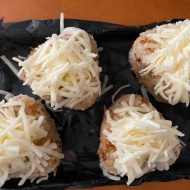 チーズとおかかがベストマッチな焼きおにぎり！