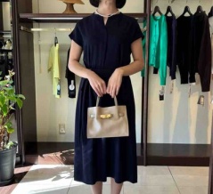 一枚で“きちんと美人” 大人のためのネイビーワンピース