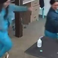 病院で患者が暴れ出した。逃げ惑うスタッフたち → 防犯カメラの映像はこちらです…