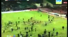 史上最悪の惨事…試合後のサッカー場で暴動が発生し73人死亡 - エジプト