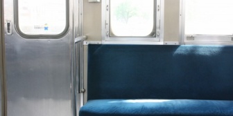 たまに利用する電車の座席シート、３人だと余裕があって４人だとキツイ。乗客も迷ったりしてるしシートを狭めて、ドア脇に立つ人のスペースとったほうがいいのに