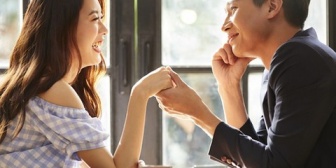 付き合っている彼は年収1200万くらいの30代商社マン。今は年２回の海外旅行と高額のアクセサリーをくれますが、結婚出産したらこの生活はどれくらい落ちますか？